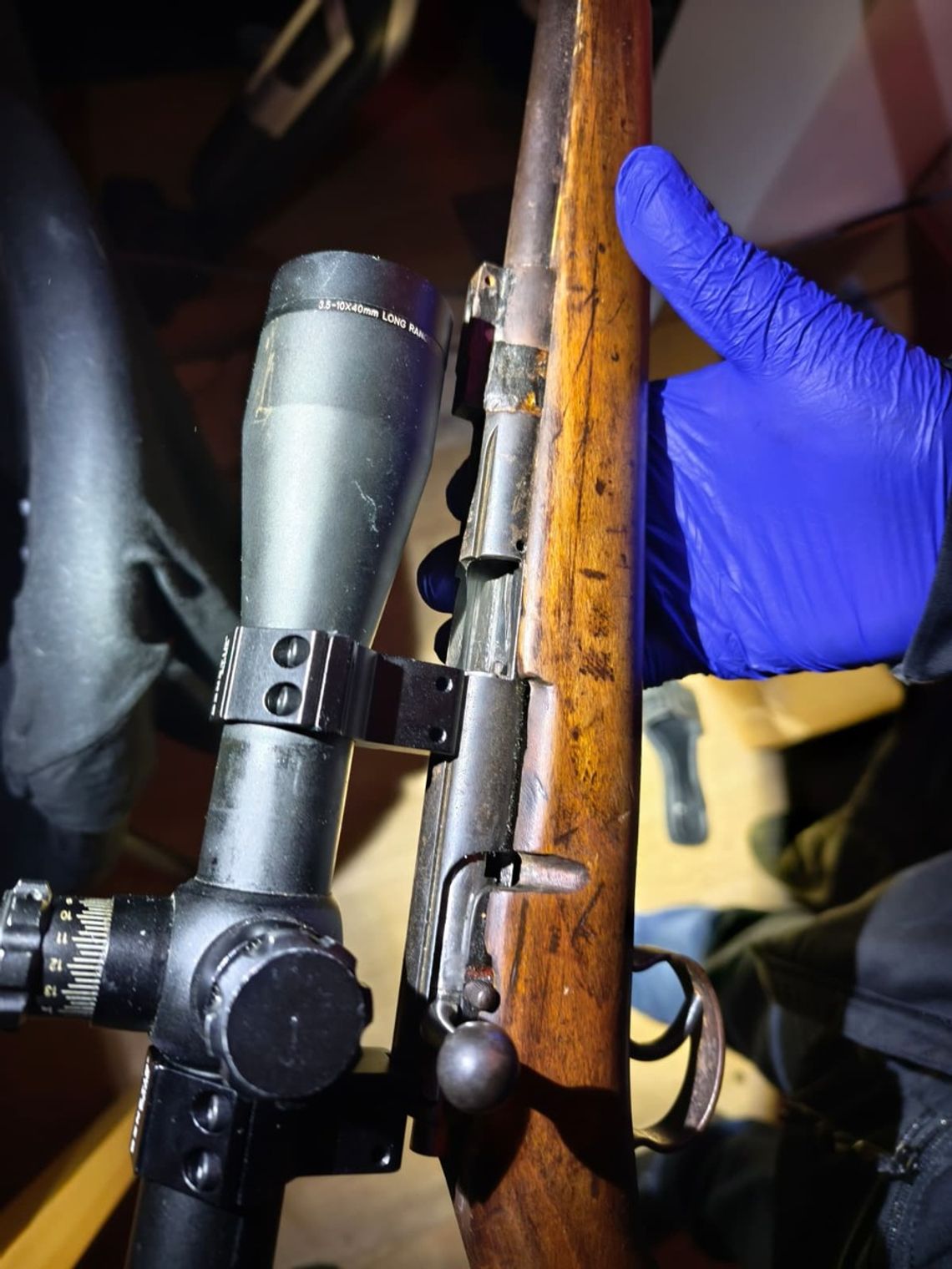 Finał nietypowej dostawy alkoholu. Arsenał broni i zapas narkotyków w przemyskim domku letniskowym