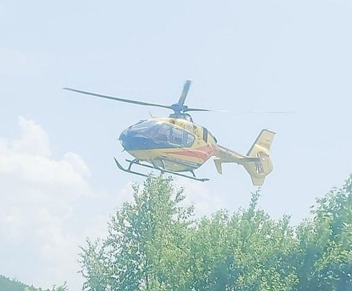 [FOTO] 13-miesięczne dziecko i dwie inne osoby ranne w wypadku w Szklarach. Przyleciał helikopter LPR