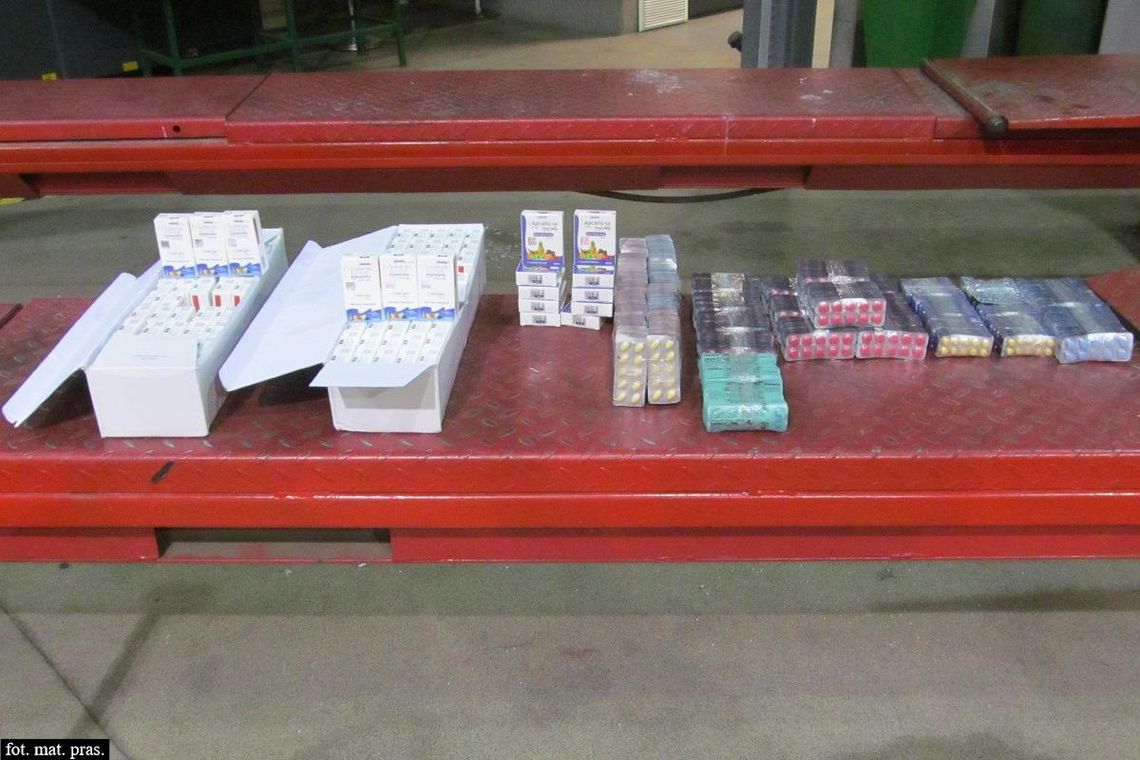 Funkcjonariusze Krajowej Administracji Skarbowej (KAS) udaremnili przemyt 5 580 preparatów farmakologicznych