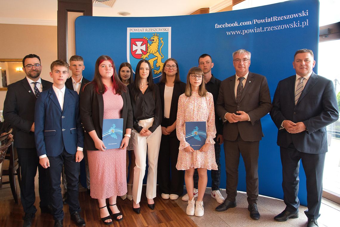 Gala „Młode Talenty Powiatu Rzeszowskiego” – już po raz drugi nagrodzono najzdolniejszych uczniów! [FOTO]