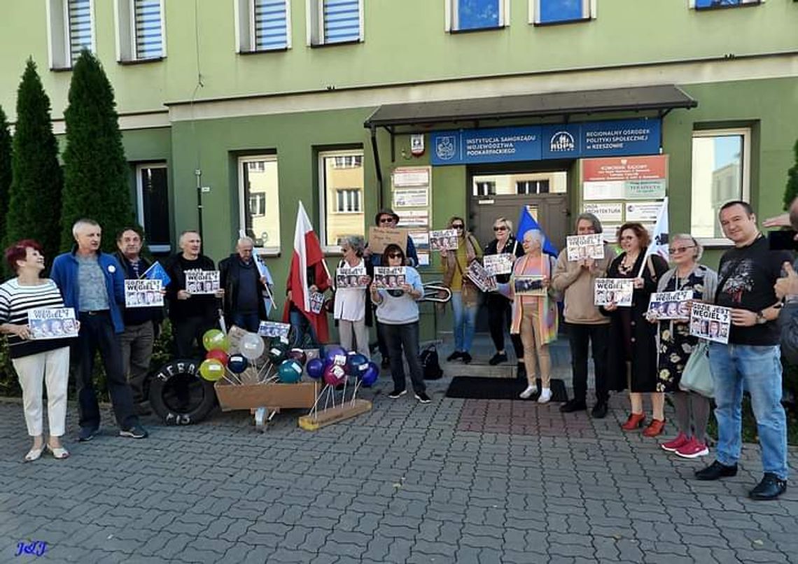 Garstka protestujących w sobotę pod siedzibą PiS w Rzeszowie