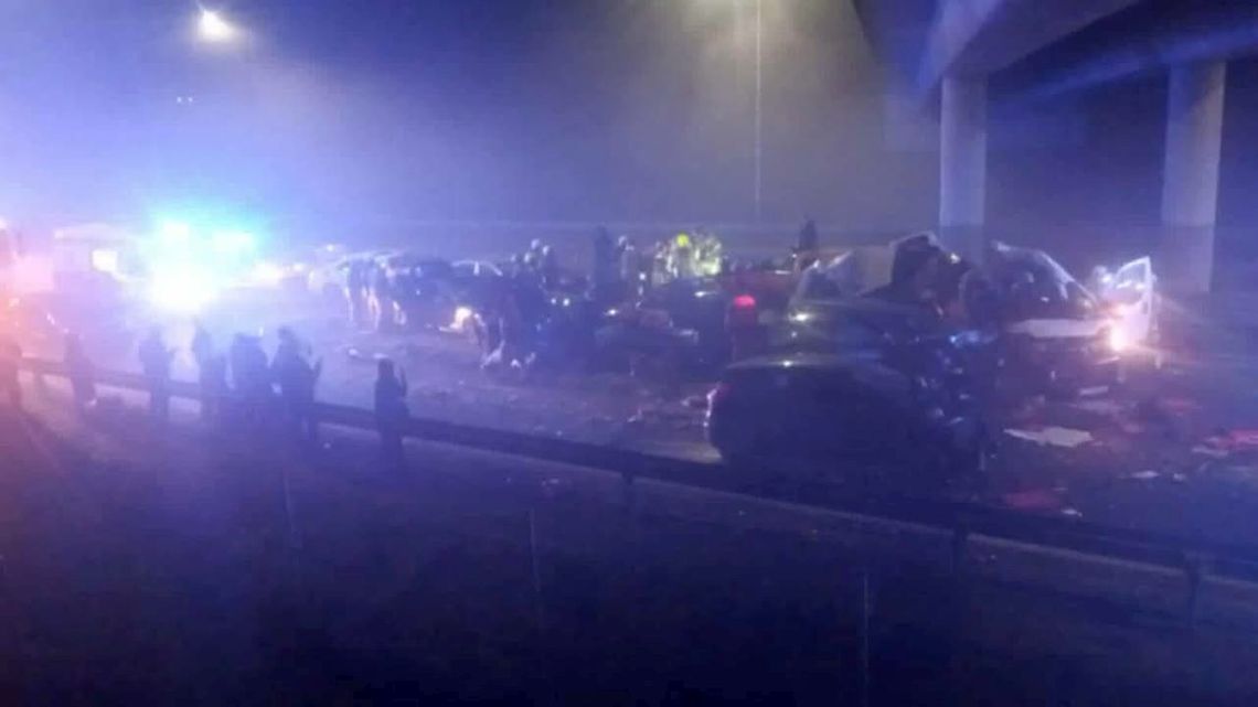 Gigantyczny karambol na S19. Kilkanaście aut rozbitych w gęstej mgle, trwa akcja ratunkowa [WIDEO]