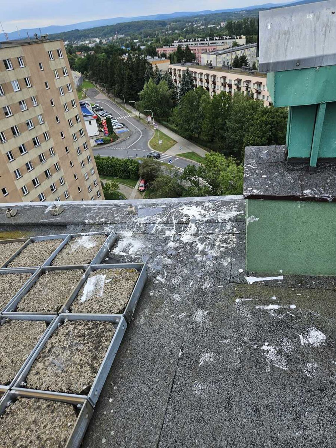 Graffiti na 11-piętrowym bloku. 31-latek uciekł na dach, policjanci obawiali się skoku Graffiti na 11-piętrowym bloku. 31-latek uciekł na dach, policjanci obawiali się skoku
