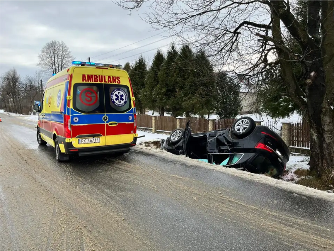 Groźne dachowanie w Zręcinie. Wpadła w poślizg na drodze po czym wpadła do rowu obracając się na dach