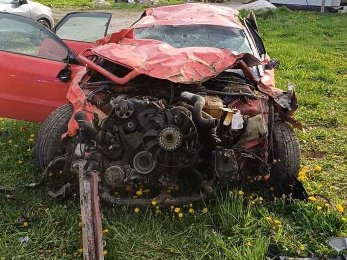 Groźne zdarzenie drogowe w Dębowcu. Kierowca miał dużo szczęścia