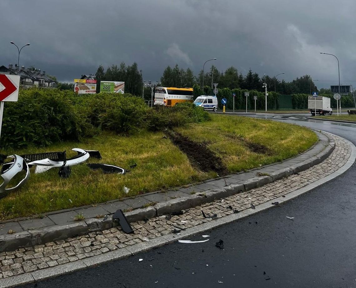 Groźne zdarzenie na Rondzie Kuronia! Autobus zjechał z drogi i uderzył w ekrany