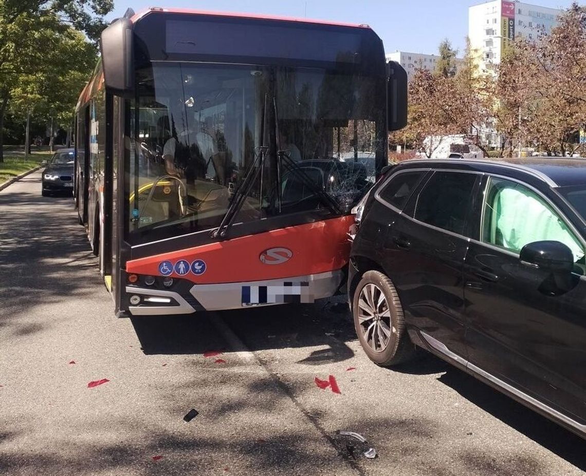 Groźne zderzenie autobusu MPK z osobowym Volvo na alei Powstańców Warszawy. Jedna osoba trafiła do szpitala Groźne zderzenie autobusu MPK z osobowym Volvo na alei Powstańców Warszawy. Jedna osoba trafiła do szpitala