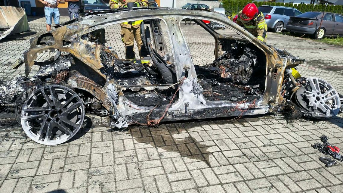 Groźny pożar elektrycznego Audi w Sędziszowie Małopolskim. Ogień zajął cały warsztat! Groźny pożar elektrycznego Audi w Sędziszowie Małopolskim. Ogień zajął cały warsztat!