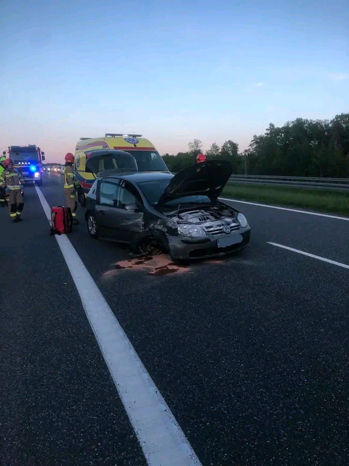Groźny wypadek na A4. Utrudnienia trwały blisko 8 godzin, dwie osoby trafiły do szpitala Groźny wypadek na A4. Utrudnienia trwały blisko 8 godzin, dwie osoby trafiły do szpitala