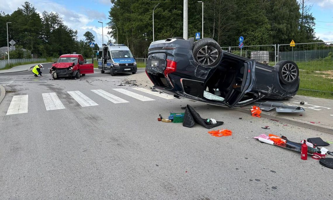 Groźny wypadek w Jasionce. Volvo dachowało po zderzeniu z Volkswagenem. Dziecko w szpitalu Groźny wypadek w Jasionce. Volvo dachowało po zderzeniu z Volkswagenem. Dziecko w szpitalu
