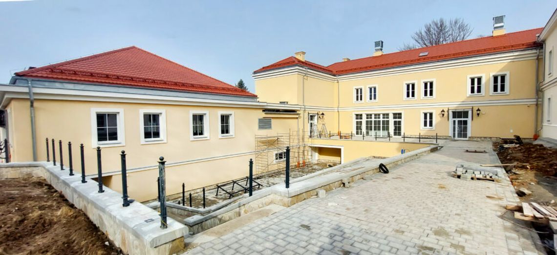 Gruntowny remont oficyny zespołu pałacowo-parkowego w Tyczynie oraz rozbudowa szkoły o łącznik i salę gimnastyczną