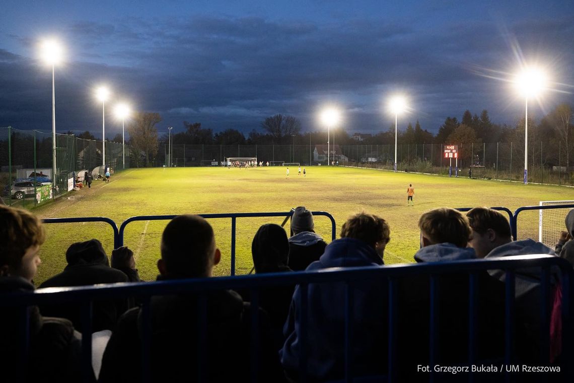 Grunwald Budziwój z nowym stadionem! W sobotę otwarto obiekt po gruntownej modernizacji Grunwald Budziwój z nowym stadionem! W sobotę otwarto obiekt po gruntownej modernizacji