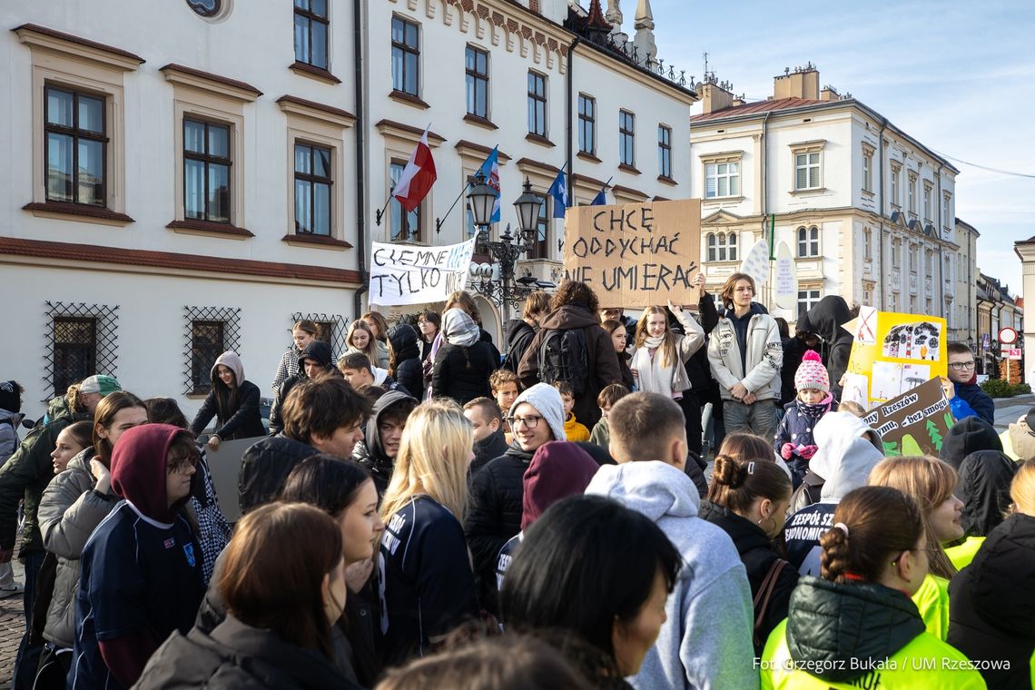 Happening Antysmogowy w Rzeszowie. Młodzi walczą o czyste powietrze Happening Antysmogowy w Rzeszowie. Młodzi walczą o czyste powietrze
