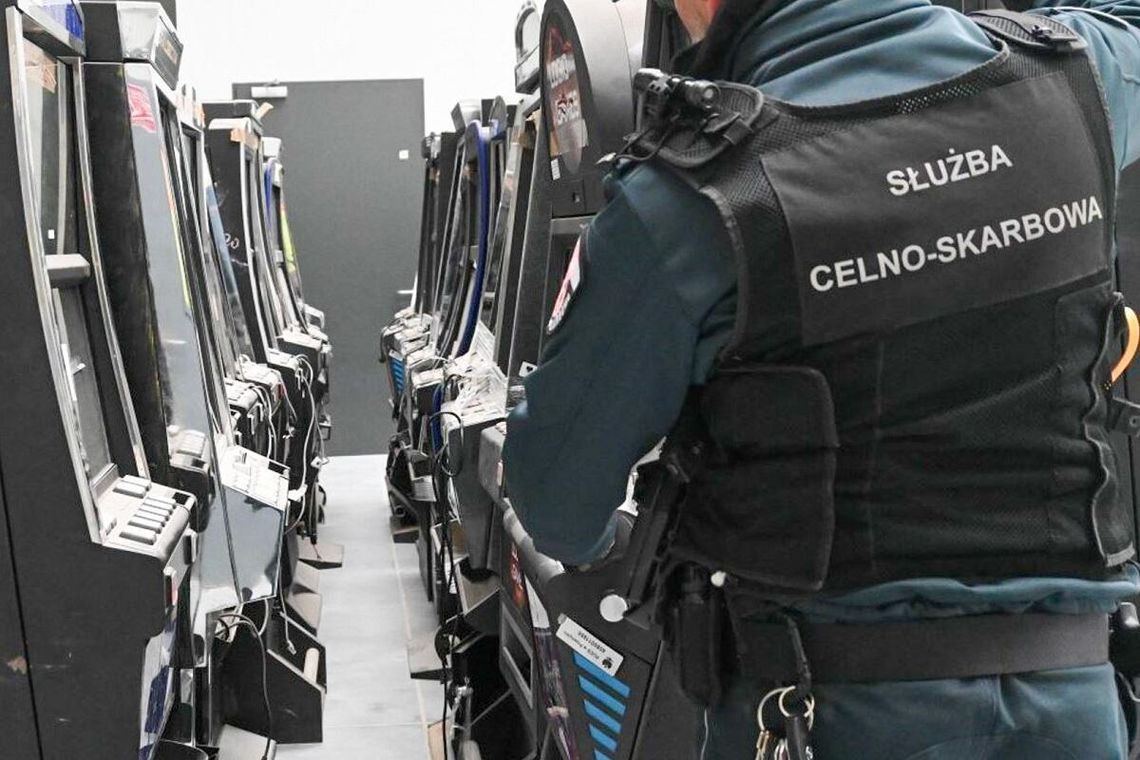 Hazardowy biznes rozbity przez KAS. 10 osób zatrzymanych, setki automatów przejęte