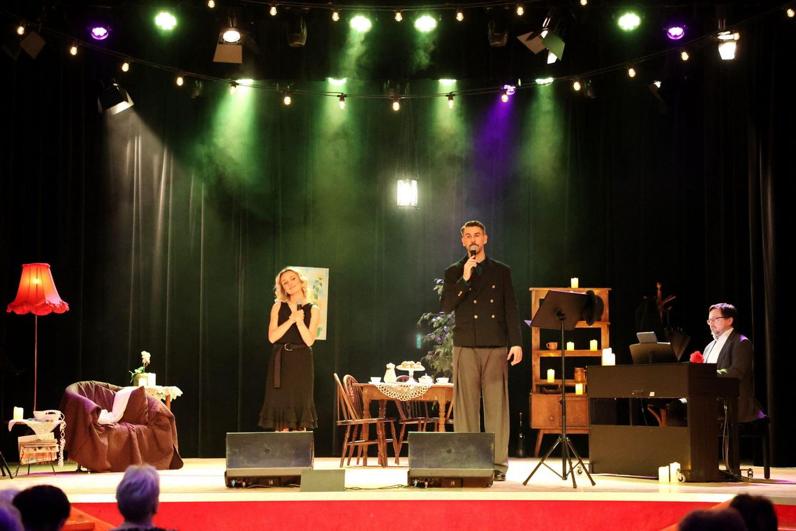 Herbatka u Starszych Panów w Trzcianie. Muzyczna podróż do złotej ery kabaretu [ZDJĘCIA]