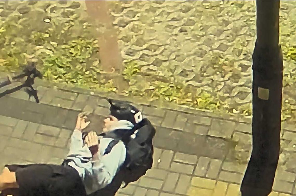 Hulajnoga uderzyła w zaparkowanego Hyundaia. Policja szuka dwóch nastolatków [WIDEO]