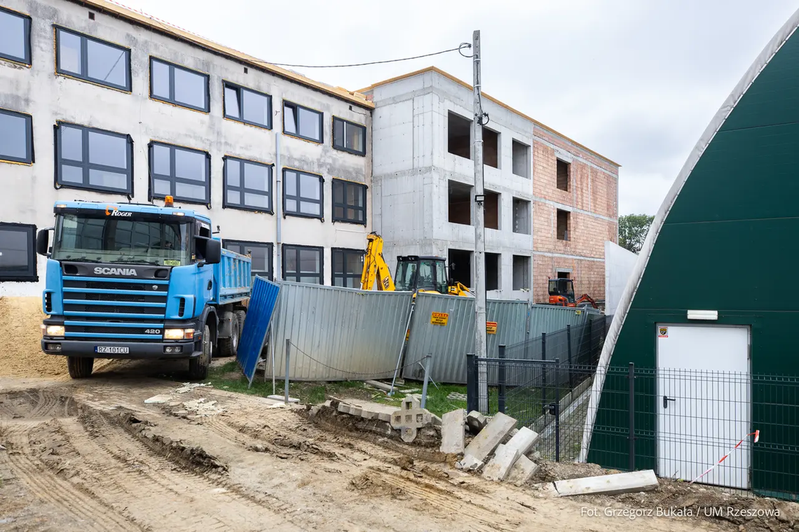 Inwestycja za 20 mln zł rośnie w oczach. SP 21 w Rzeszowie z nowym skrzydłem Inwestycja za 20 mln zł rośnie w oczach. SP 21 w Rzeszowie z nowym skrzydłem