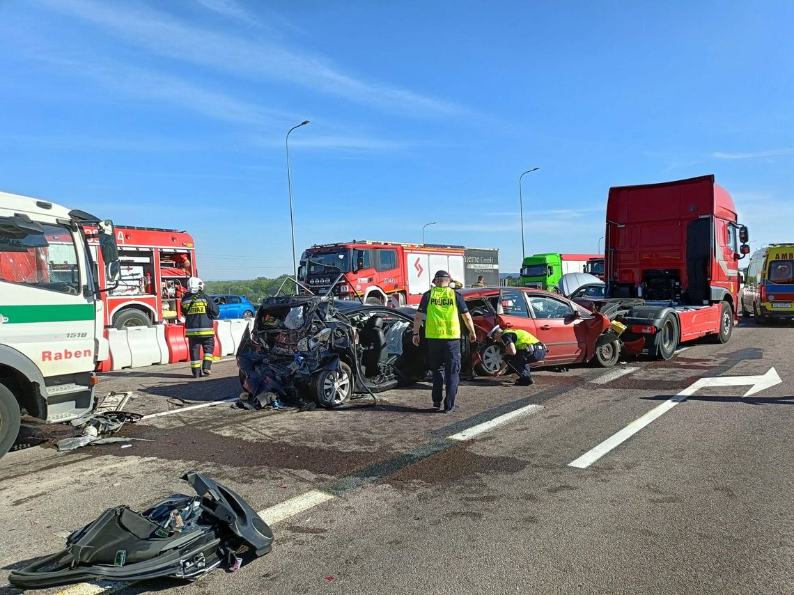 Karambol na trasie S19. Droga do Rzeszowa całkowicie zablokowana po zderzeniu sześciu pojazdów [AKTUALIZACJA]