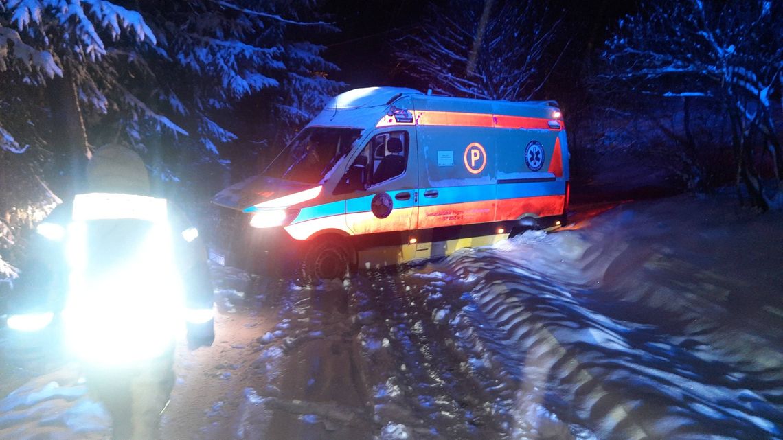Karetka pogotowia ugrzęzła w śniegu
