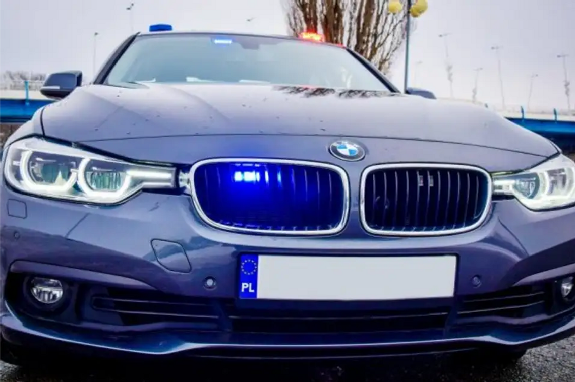 Kierowca audi pędził ponad 150 km/h, wiózł rodzącą żonę. Pomogła policja