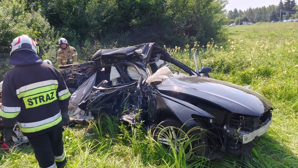 Kierowca Audi wjechał pod ciężarówkę. Poważny wypadek na Podkarpaciu, na miejsce wezwano śmigłowiec LPR