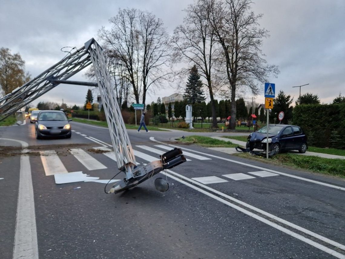 Kierowca zasnął za kierownicą i uszkodził sygnalizator.