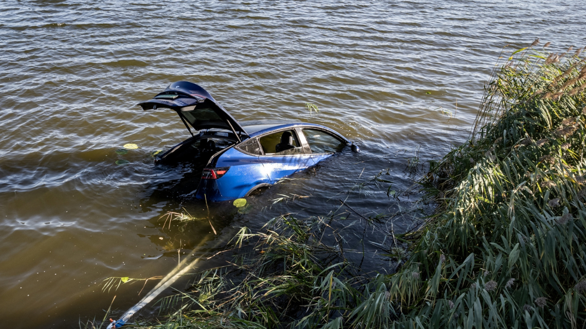 Kierowca zatopił swoje auto, bo pomyliły mu się biegi