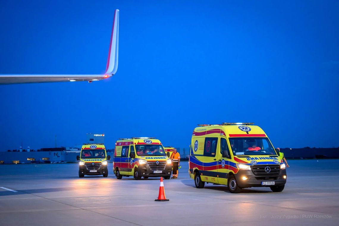 Kolejni ranni z wypadku autokaru na Węgrzech wracają do Polski. Cztery loty LPR do Rzeszowa Kolejni ranni z wypadku autokaru na Węgrzech wracają do Polski. Cztery loty LPR do Rzeszowa