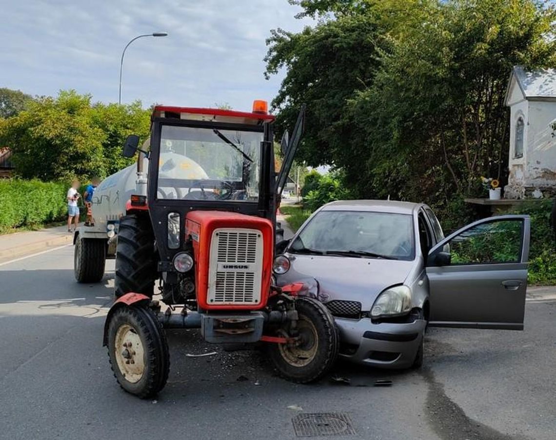 Kolizja toyoty z ciągnikiem rolniczym