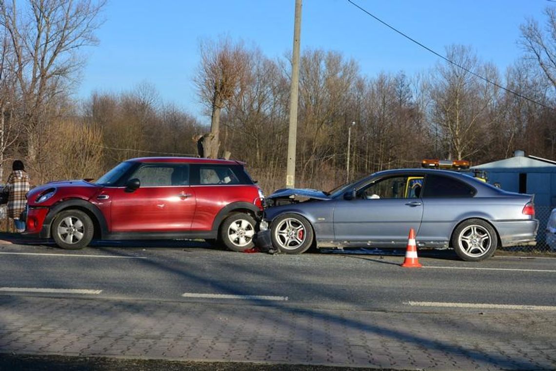 Kolizja trzech samochodów. Jedna osoba trafiła do szpitala