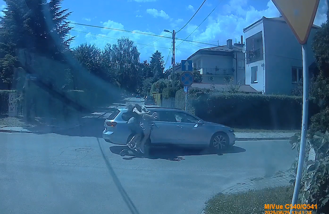 Kolizja z hulajnogą elektryczną na osiedlu Kmity. Policja prosi o pomoc w identyfikacji kobiet