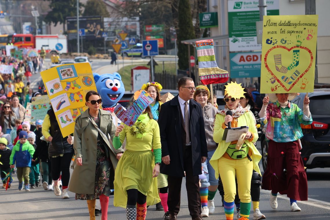 Kolorowe skarpetki i ważne przesłanie – Strzyżów świętował solidarność i akceptację [ZDJĘCIA]
