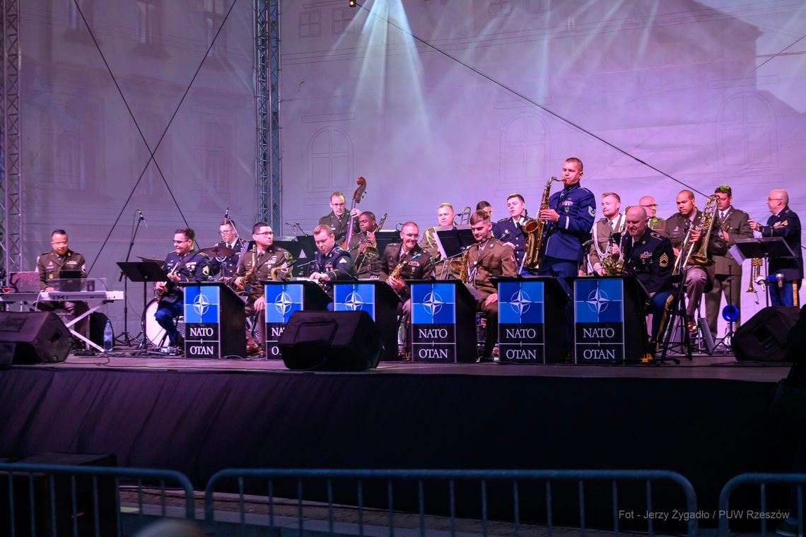 Koncert NATO i Rzeszowskiej Orkiestry na rynku. Zobacz zdjęcia!