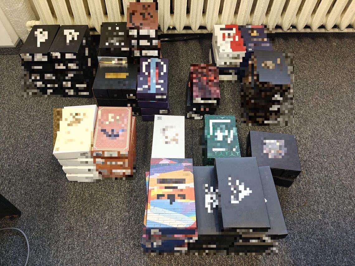 Koniec handlu podróbkami na ul. Dworaka. Policja zabezpieczyła setki ubrań z podrobionym logo