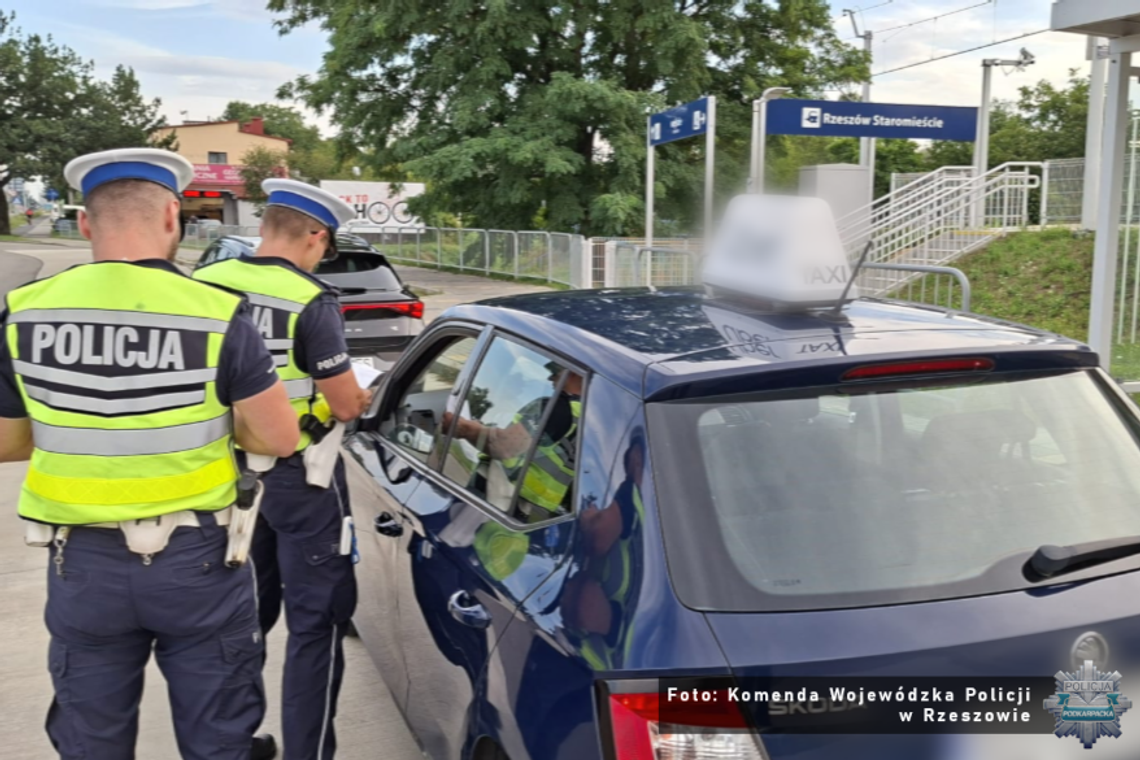 Kontrola taksówek na aplikację w Rzeszowie. Policjanci sprawdzili 82 pojazdy Kontrola taksówek na aplikację w Rzeszowie. Policjanci sprawdzili 82 pojazdy