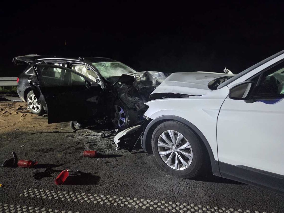 Koszmarny wypadek! Czołowe zderzenie trzech pojazdów, sześć osób w szpitalu