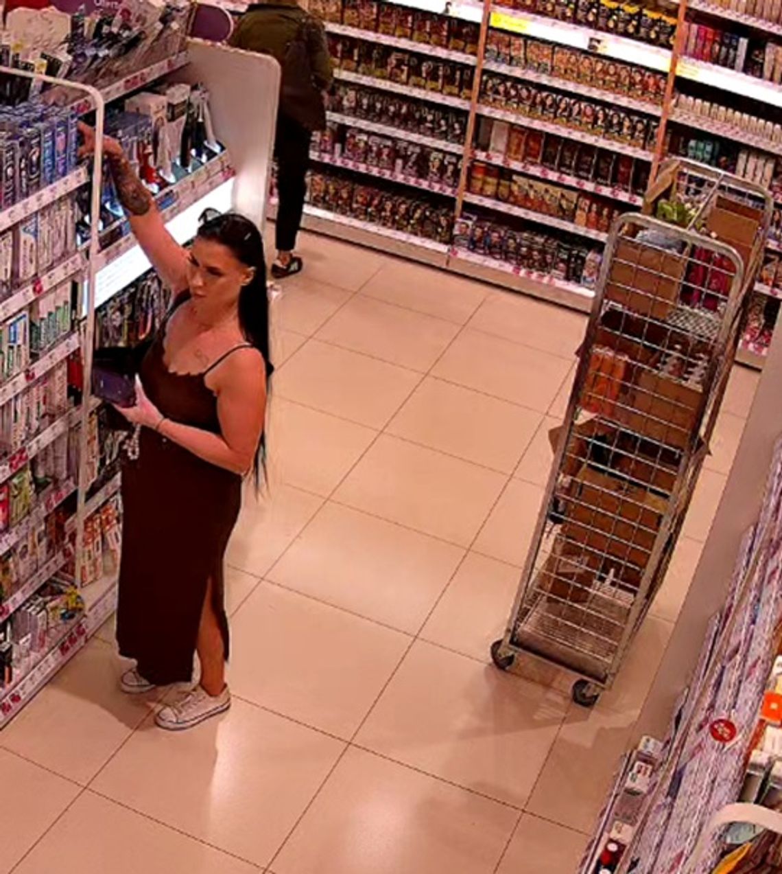 Kradzież w drogerii przy ul. Lisa-Kuli w Rzeszowie. Policja szuka tej kobiety Kradzież w drogerii przy ul. Lisa-Kuli w Rzeszowie. Policja szuka tej kobiety