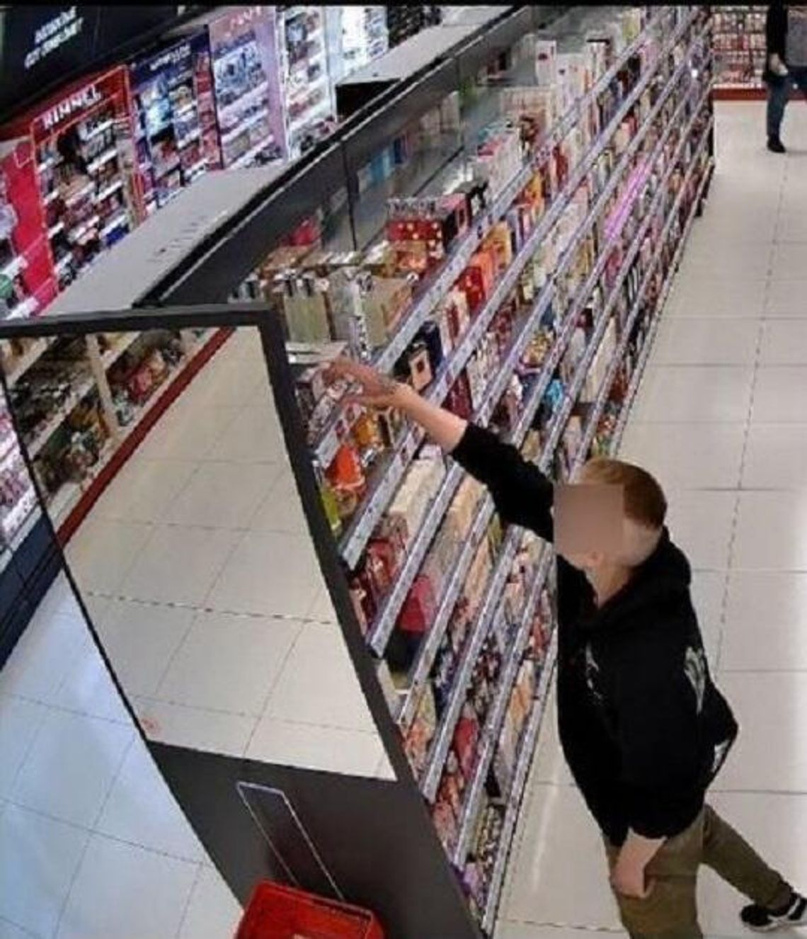 Kryminalni ekspresowo schwytali perfumowych złodziei. Grozi im więzienie