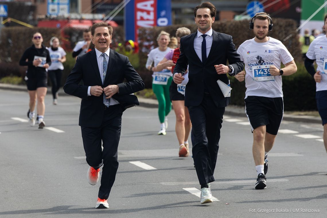 Lekarz z Rzeszowa przebiegł półmaraton w garniturze. Wszystko dla małego Antosia Lekarz z Rzeszowa przebiegł półmaraton w garniturze. Wszystko dla małego Antosia