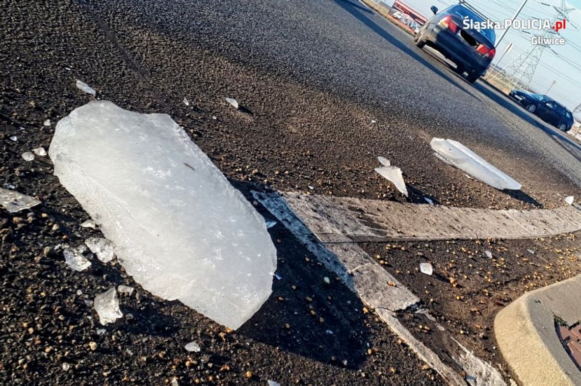Lód spadł z ciężarówki i uszkodził osobówkę na A4. Policja szuka świadków zdarzenia w Terliczce