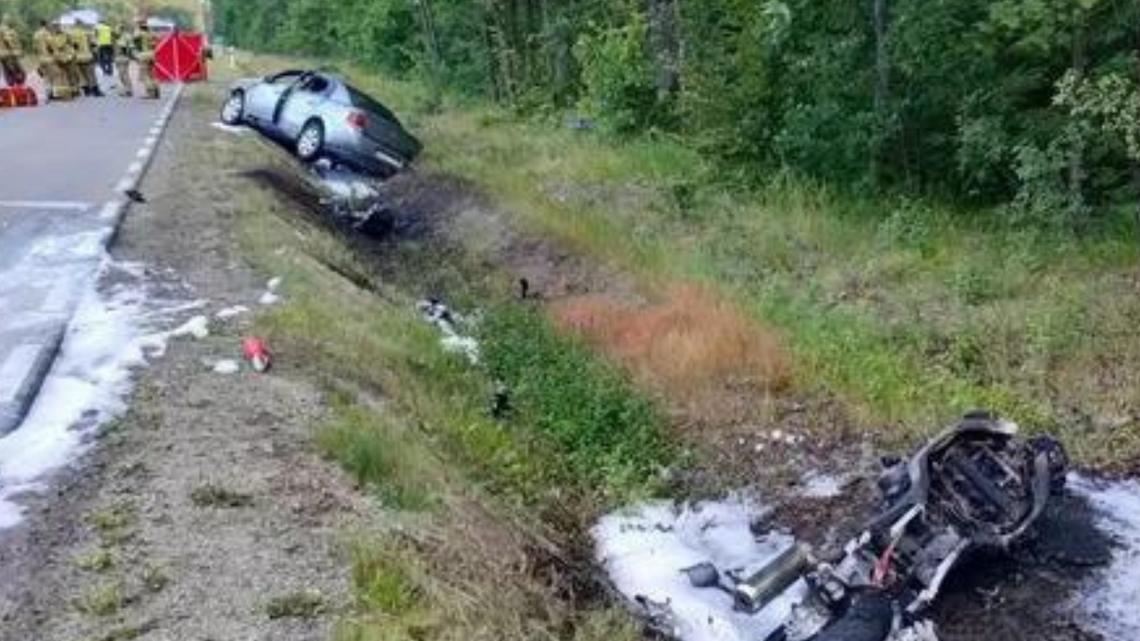 Makabra na drodze: dwie osoby nie żyją. Auto o motocykl stanęły w ogniu [ZDJĘCIA]