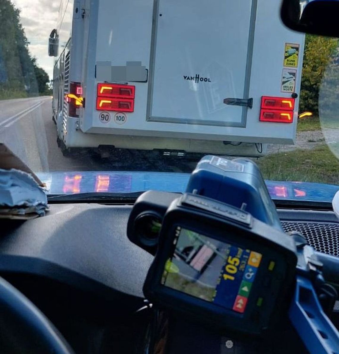 Mandat i odebranie prawa jazdy dla kierowcy autobusu, który jechał 55 km/h za szybko