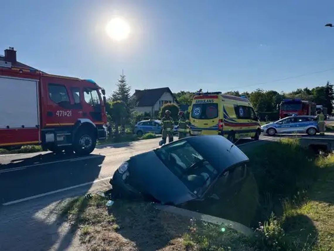 Mężczyzna stracił panowanie nad pojazdem, bo zajmował się psem. Trzy osoby trafiły do szpitala