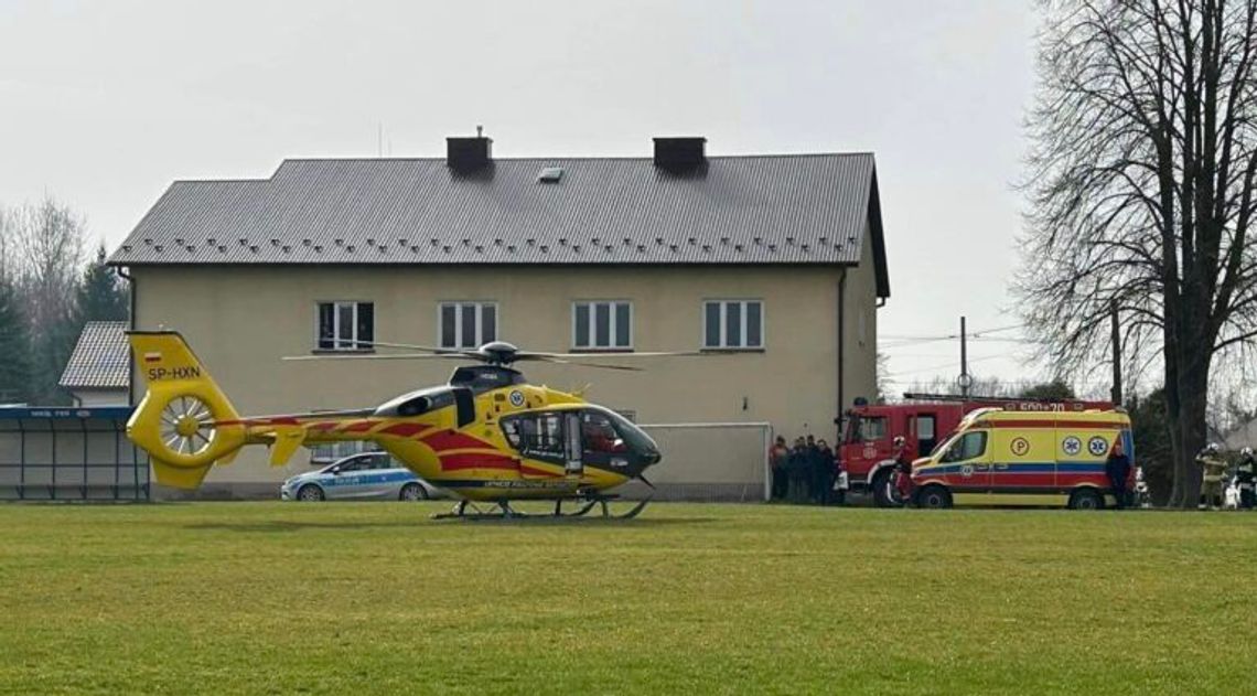 Mężczyzna stracił rękę tnąc drewno na cyrkularce. Został przewieziony do szpitala