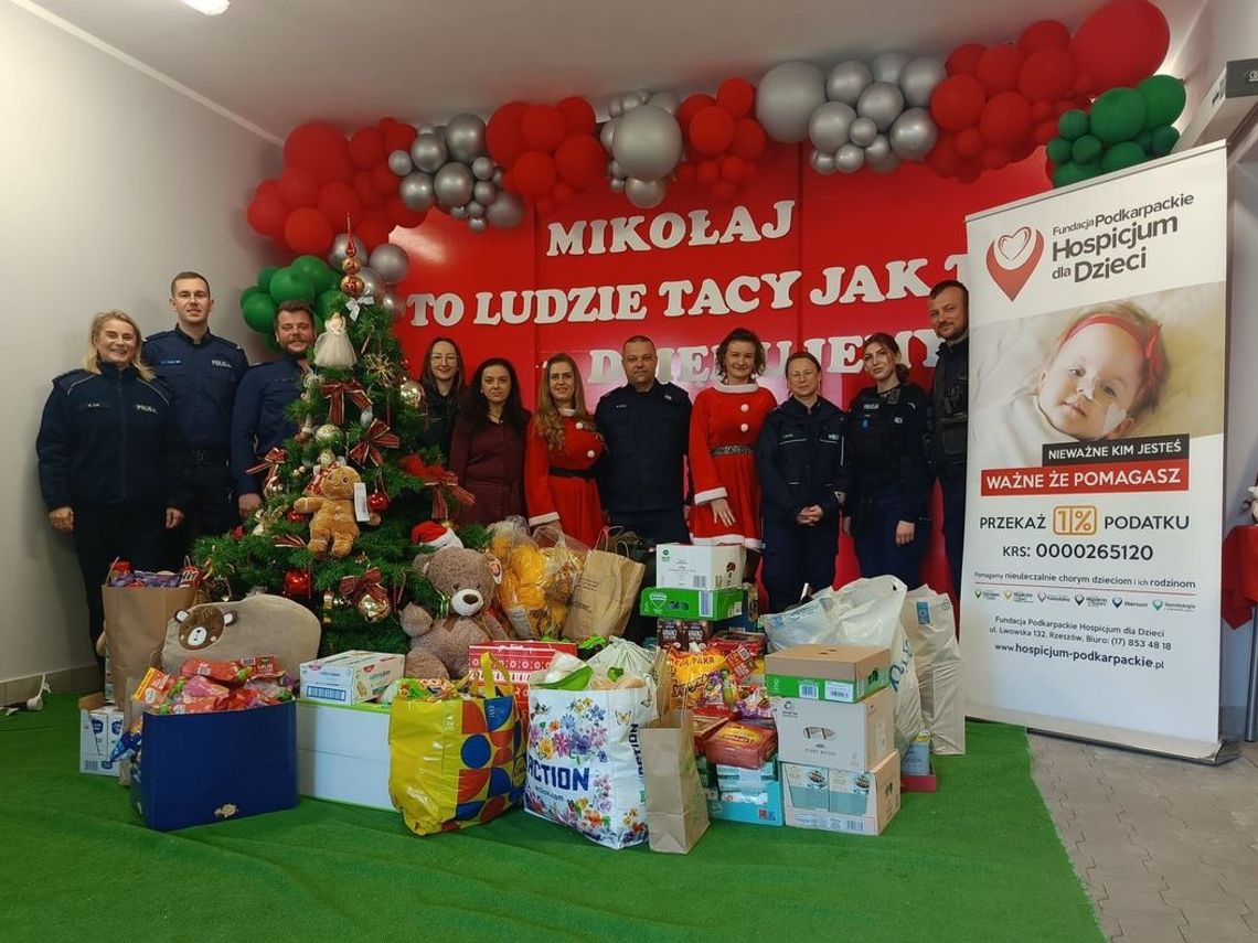 Mikołajki z sercem – policjanci odwiedzili Podkarpackie Hospicjum dla Dzieci Mikołajki z sercem – policjanci odwiedzili Podkarpackie Hospicjum dla Dzieci