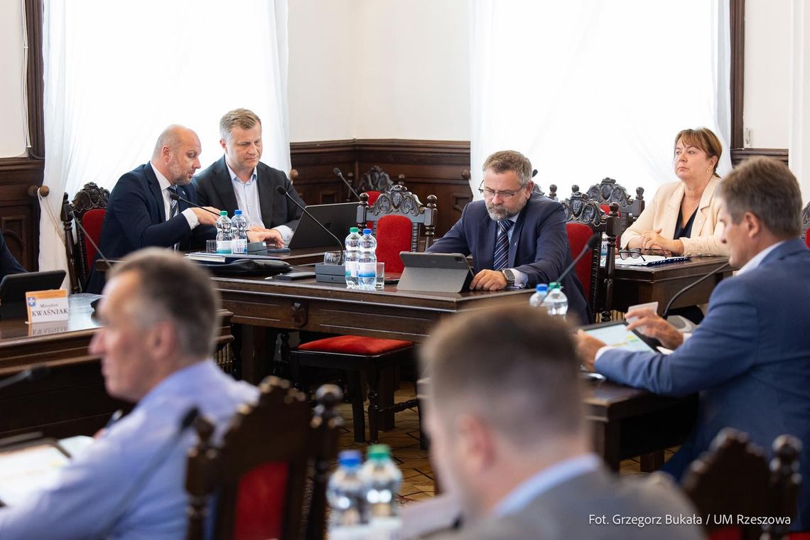 Miliony na drogi, sport i edukację po nadzwyczajnej sesji Rady Miasta Rzeszowa
