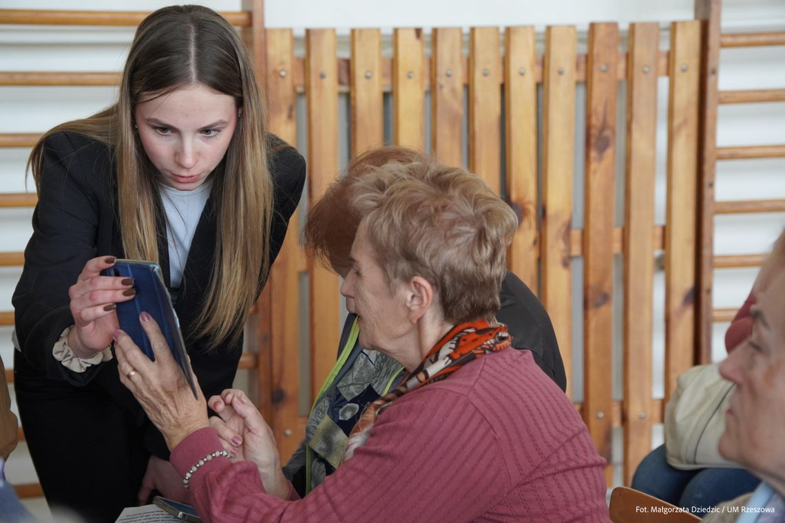 Młodzi zmieniają świat cyfrowy seniorów. Chatbot z Rzeszowa może stać się przełomem