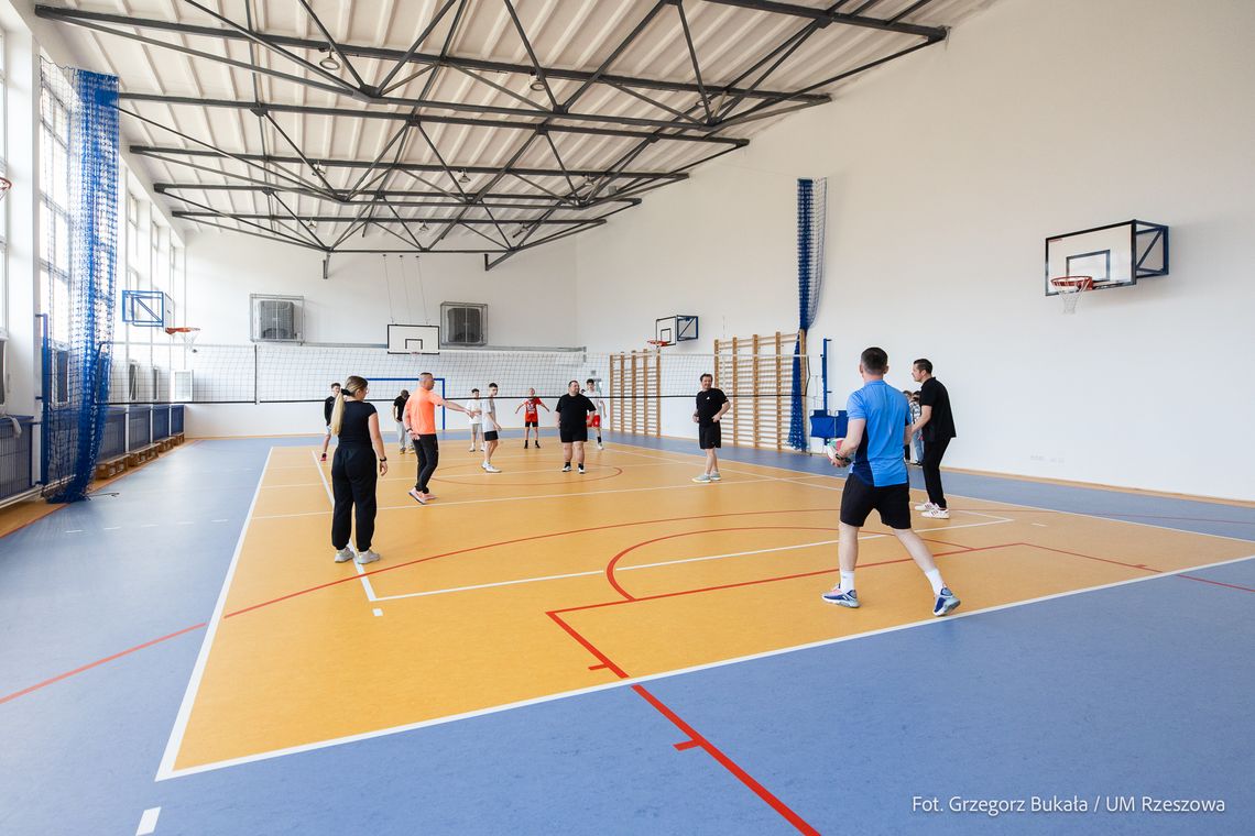 Na osiedlu Kmity wyremontowana hala w SP 16 już służy uczniom