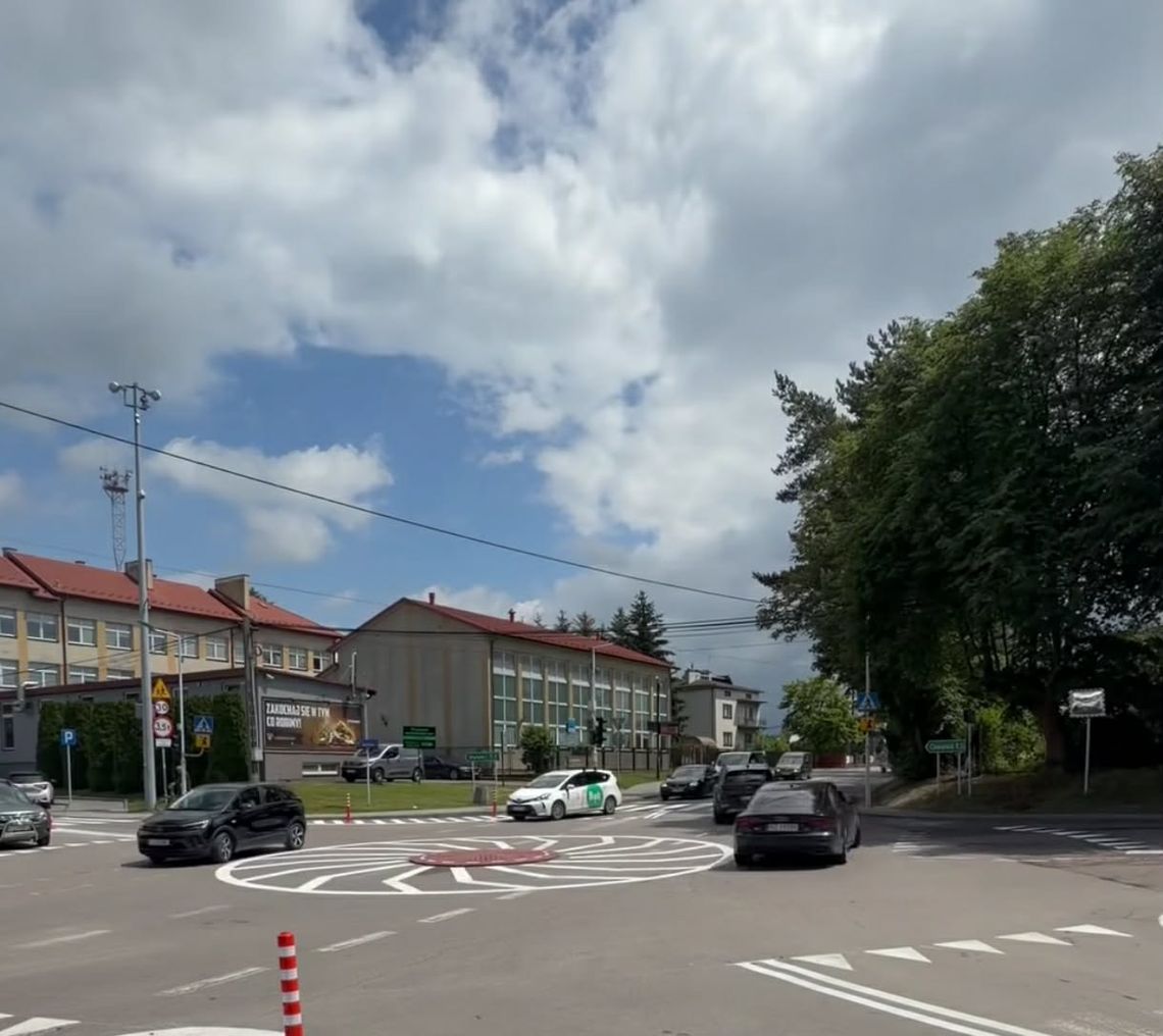 Na Słocinie zamontowano już nowe minironda Na Słocinie zamontowano już nowe minironda