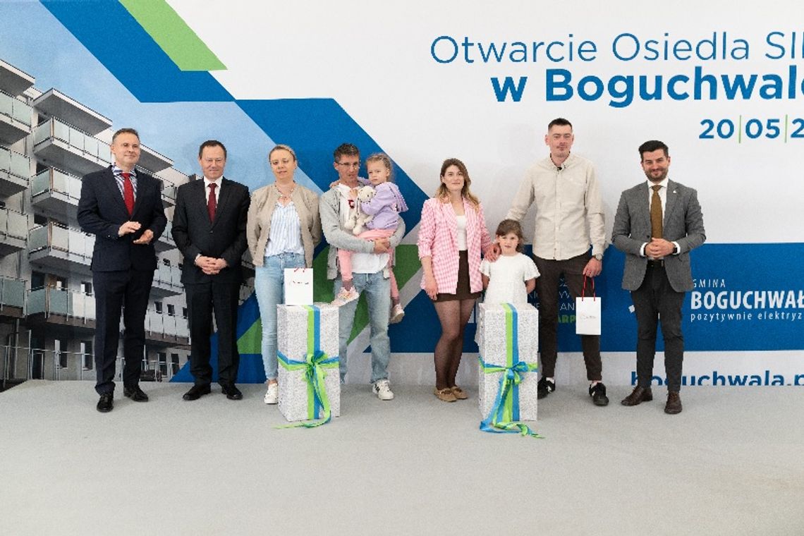 Największa inwestycja SIM w Polsce otwarta w Boguchwale. 225 rodzin odebrało klucze do nowych mieszkań [ZDJĘCIA]